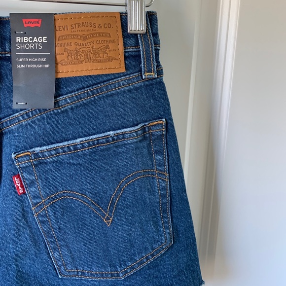 ⭐️ Levi’s Ribcage high rise cut off jean shorts - Picture 4 of 10